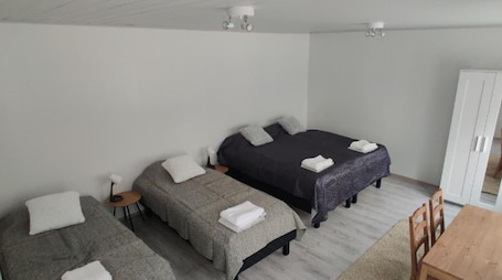 3 habitaciones y wifi gratis . Julian Palvelu