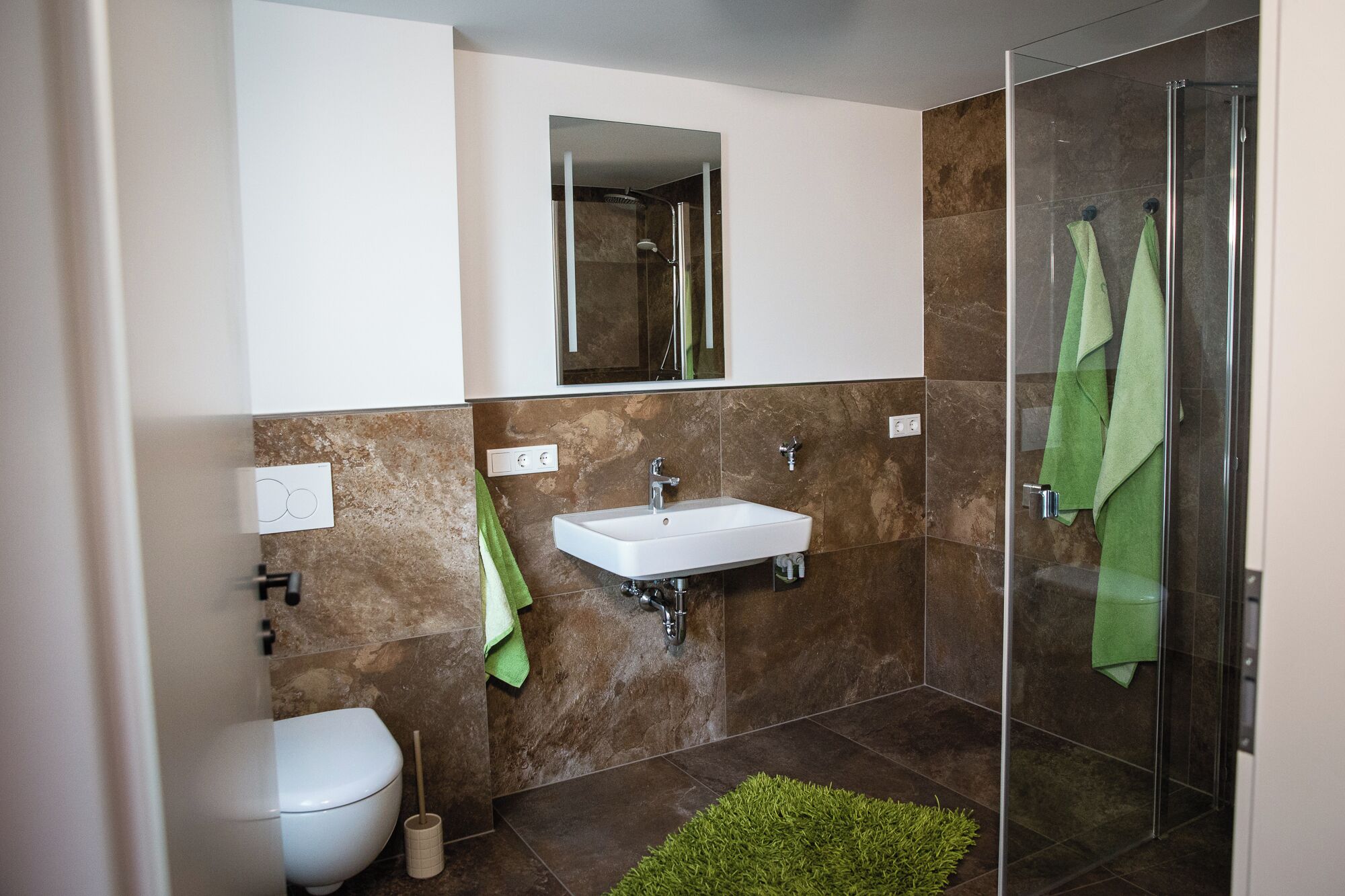 Dusj, hårføner, håndklær og såpe