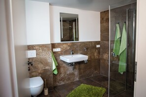 Shower, hair dryer, towels, soap - Vacation apartment in Hövelhof - 55sqm in a quiet location (Hövelhof)