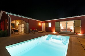 Vila | Piscina | Piscina interna, piscina externa