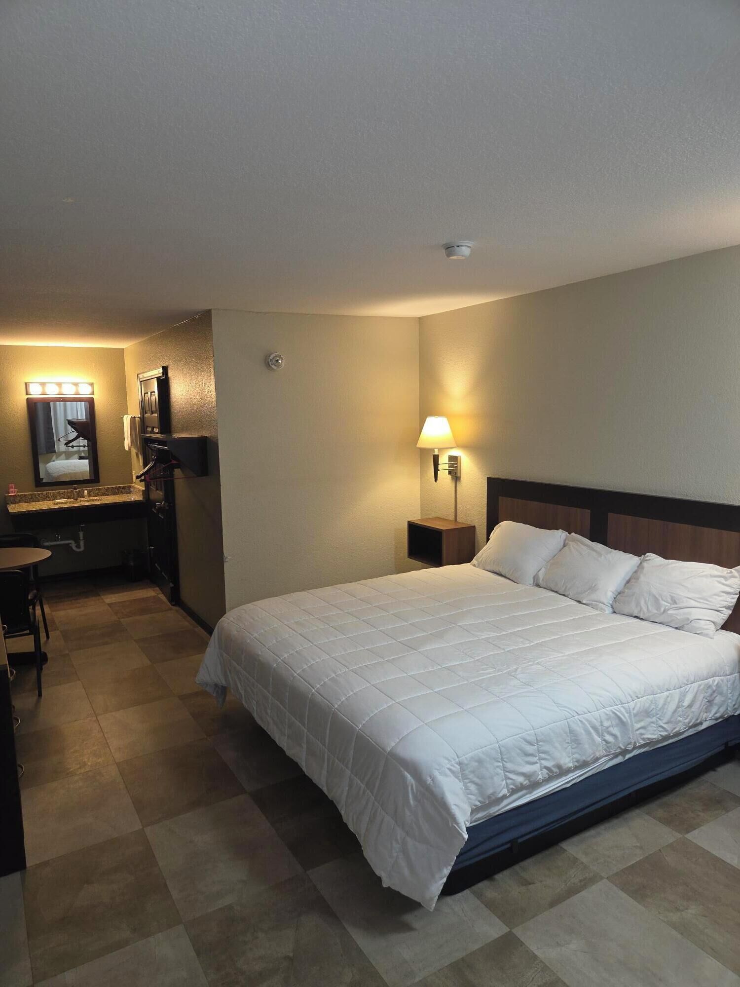 Standaard eenpersoonskamer, 1 kingsize bed, rolstoeltoegankelijke douche | Een bureau, een strijkplank/strijkijzer, gratis wifi