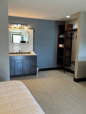 Premier Studio Suite | Desk, iron/ironing board, free rollaway beds, free WiFi - Twin Lakes Inn and RV (Stigler)