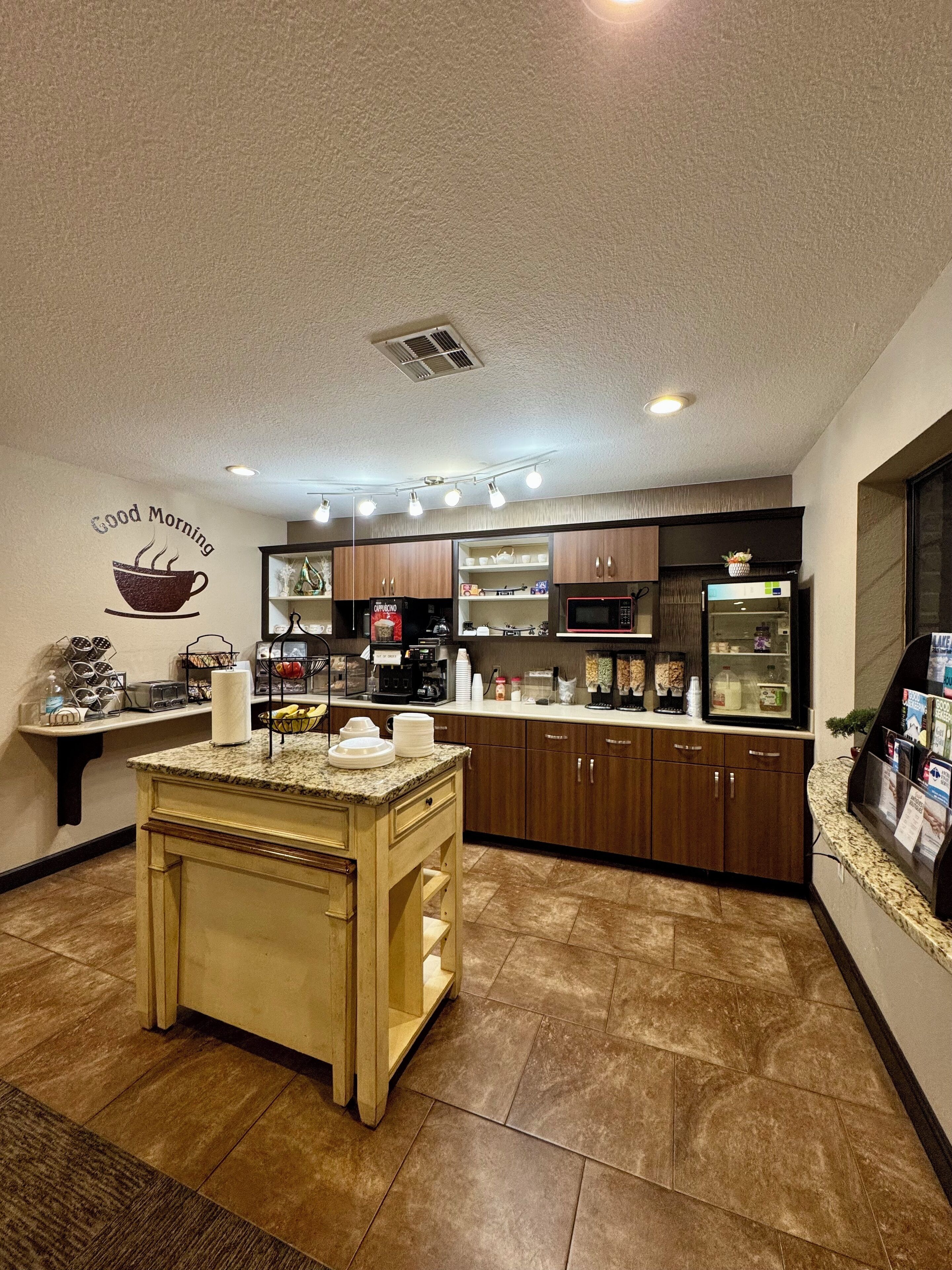 朝食 (コンチネンタル ブレックファスト)、毎日提供 (無料)