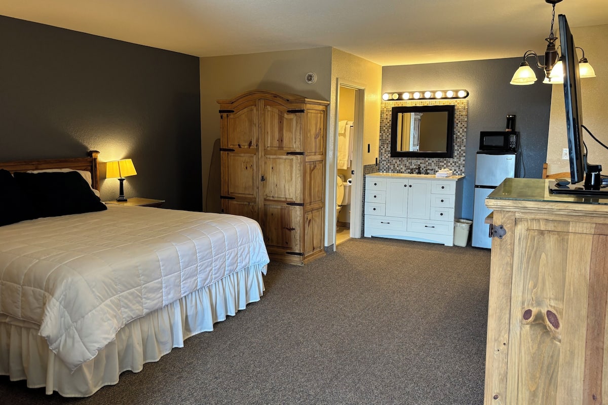 Executive Studio Suite | Desk, iron/ironing board, free WiFi