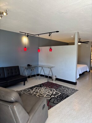 Studiosuite – premier | Oppholdsområde | En 32-tommers Flatskjerm-TV med Parabol-TV