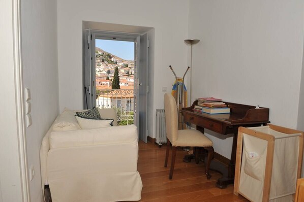 TV, fireplace, offices