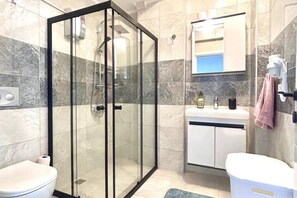 Douche, sèche-cheveux, serviettes fournies, savon