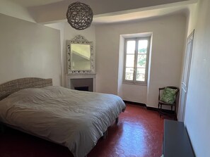 6 habitaciones, tabla de planchar con plancha, wifi y ropa de cama 