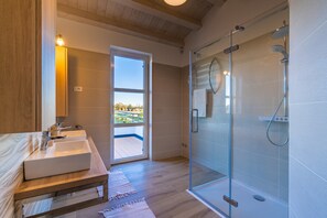 Bathroom - Villa in Filipana With Private Heated Pool (Marcana)