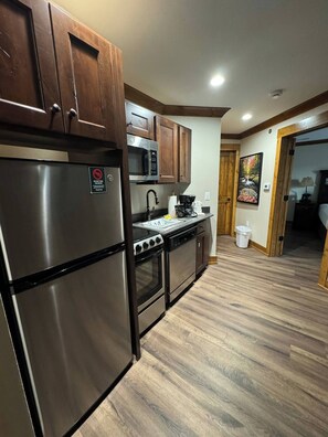 Microwave, oven, stovetop, dishwasher - July 4th at Gatlinburg cabin with waterpark, minigolf and zipline, sleeps 4 (Gatlinburg)