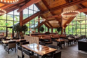 Dining - July 4th at Gatlinburg cabin with waterpark, minigolf and zipline, sleeps 4 (Gatlinburg)