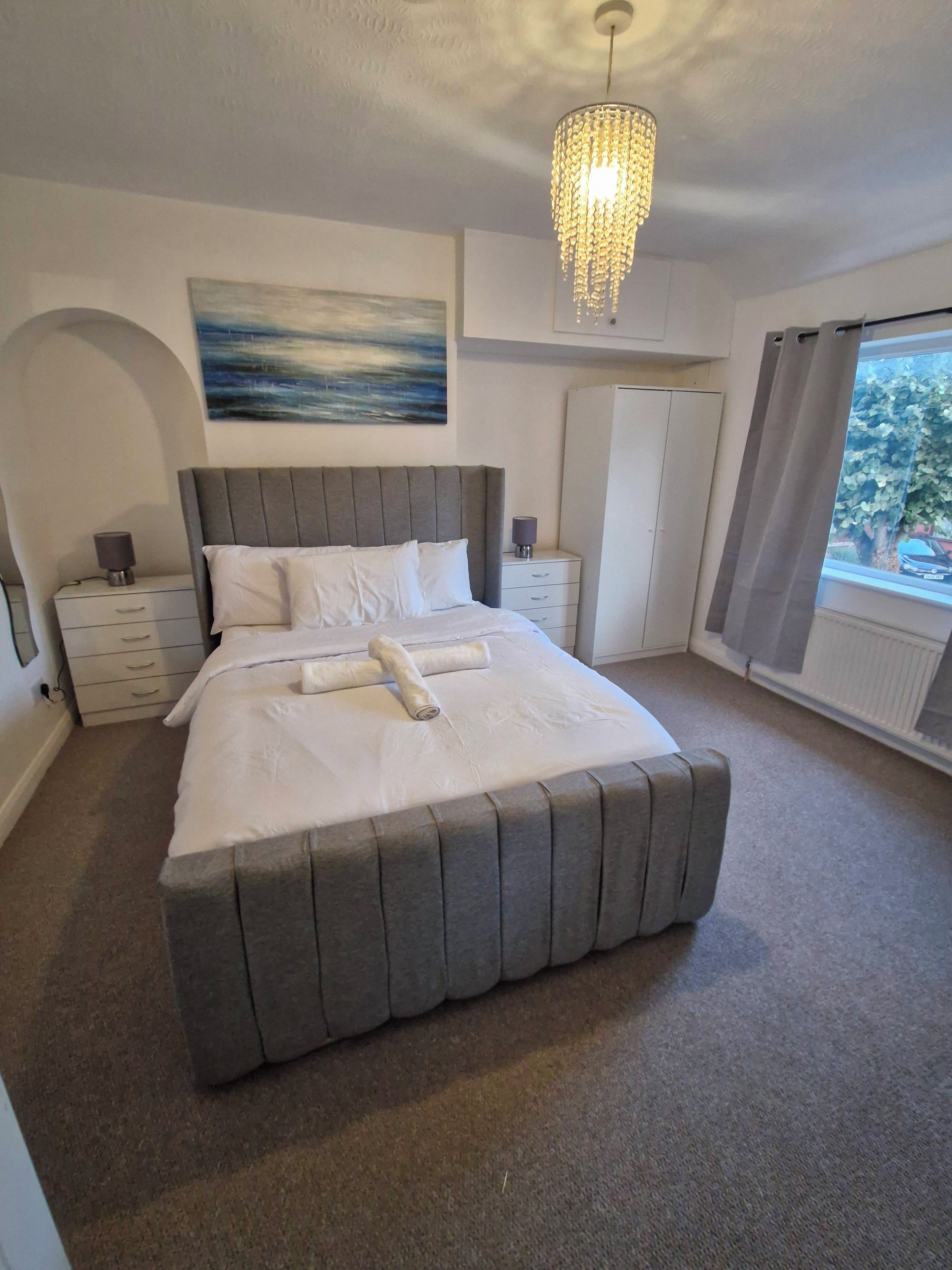 3 slaapkamers, een strijkplank/strijkijzer, gratis wifi, beddengoed