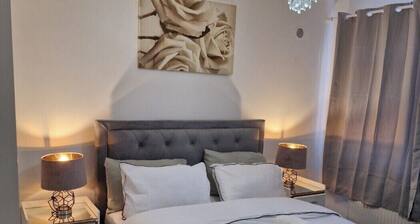 Spacious 3-bed Home -private Garden & Free Parking