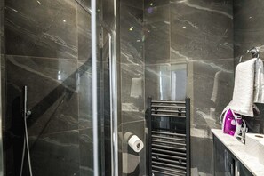 Dusche, Haartrockner, Handtücher, Seife