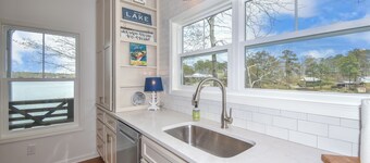 Fishbowl Retreat, Fishbowl Retreat- Large Lakefront Home- Sleeps 10