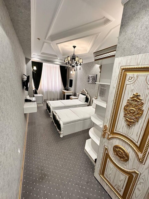 Deluxe-Doppel- oder -Zweibettzimmer, Blick auf den Innenhof | Schallisolierte Zimmer