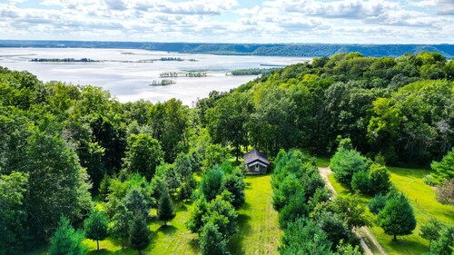 Sunset Studio, Amazing River Views, HOT TUB! New Listing!