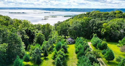 Sunset Studio, Amazing River Views, HOT TUB! New Listing!