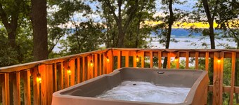 Sunset Studio, Amazing River Views, HOT TUB! New Listing!