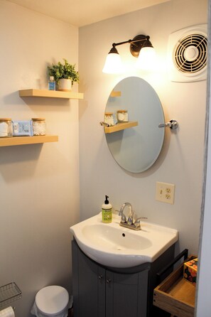 Dusj, hårføner, håndklær og såpe