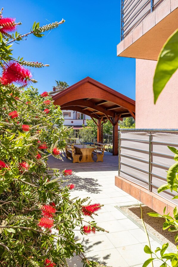 Garden - Apartment in Kampor Near Sandy Beach (Rab)