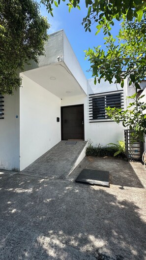 Exterior - Family House 6 Private Rooms, Antiguo Cuscatlán (Antiguo Cuscatlan, Zona Uca)