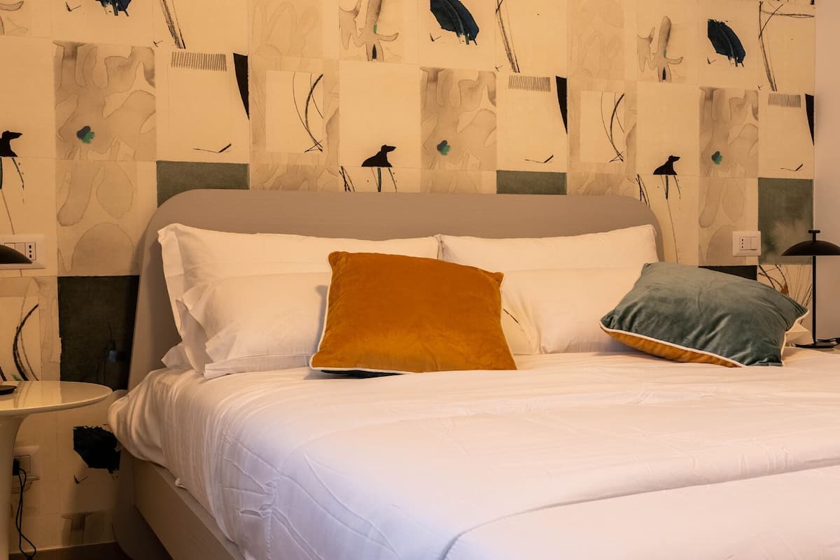 Double Room, 1 Queen Bed, Non Smoking, Private Bathroom Scripta | Memory foam-madrasser, värdeförvaringsskåp på rummet och skrivbord