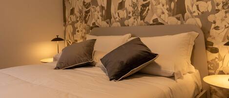 Quadruple Room Demetra | Memory-foam beds, in-room safe, desk, laptop workspace