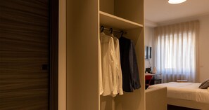 Matelas mémoire de forme, coffres-forts dans les chambres, bureau