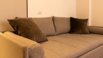 Quadruple Room Demetra | Camas con efecto memoria y caja de seguridad en la habitación