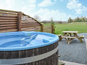 Outdoor spa tub - 1 bedroom accommodation in Kelk, near Driffield (Kelk, near Driffield)