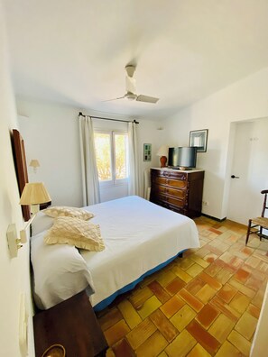 3 عدّة غرف نوم ومكواة/لوح كي وواي فاي وملاءات أسرّة