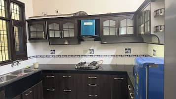 Fridge, oven, cookware/dishes/utensils, dining tables