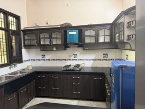 Refrigerador, horno, utensilios de cocina y comedor