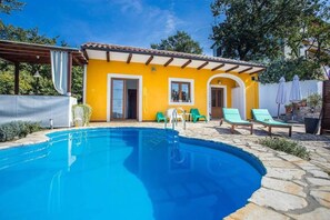 Hus | Pool | Inomhuspool och utomhuspool