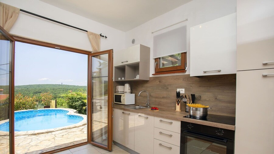 Charming Family Retreat With Private Pool