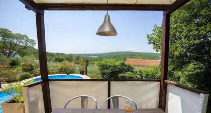 Charming Family Retreat With Private Pool