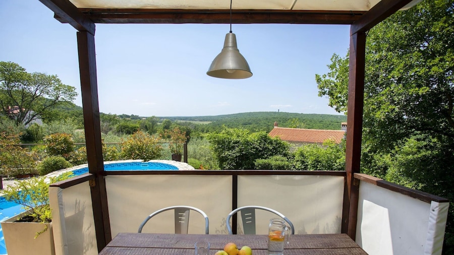 Charming Family Retreat With Private Pool