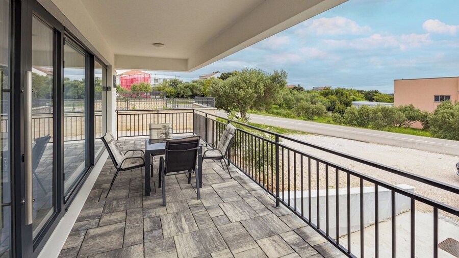 Modern Apartment, 300m From the Beach