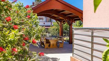 Apartment | Outdoor dining