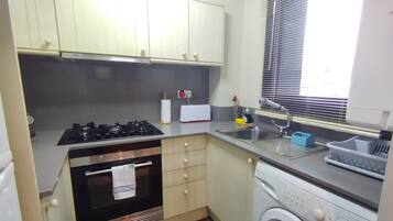 Frigorífico, microondas, horno y placa de cocina