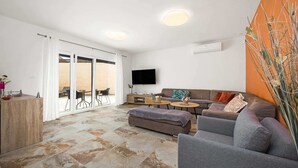 Living room - Luxe Villa in Pula With Pool and Jacuzzi (Pula)