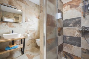 Villa | Badezimmer | Badewanne, Haartrockner