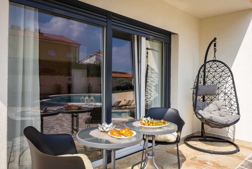 Luxe Villa in Pula With Pool and Jacuzzi