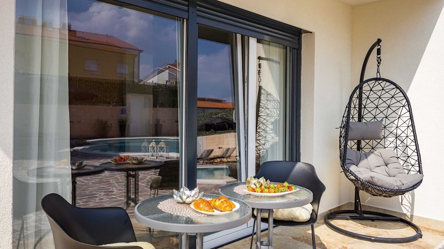 Luxe Villa in Pula With Pool and Jacuzzi