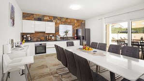 Private kitchen - Luxe Villa in Pula With Pool and Jacuzzi (Pula)