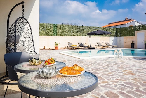 Luxe Villa in Pula With Pool and Jacuzzi