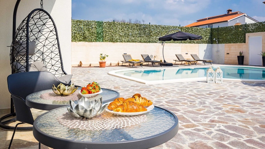 Luxe Villa in Pula With Pool and Jacuzzi