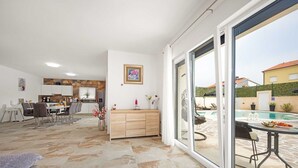 Living room - Luxe Villa in Pula With Pool and Jacuzzi (Pula)