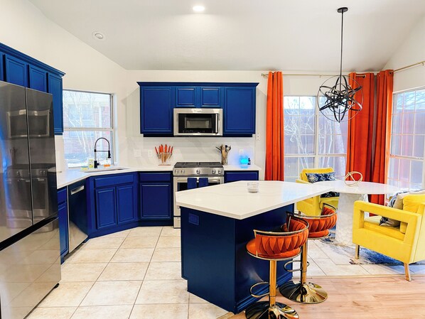 冰箱、微波炉、烤箱、炉灶